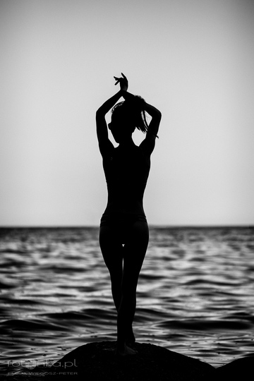 Kadr ze zmysłowej sesji kobiecej Eweliny, którą wykonałam na plaży pod Gdynią.