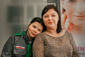 Kadr z sesji charytatywnej dla podopiecznych Fundacji Poparzeni. Miałam przyjemność fotografować warsztaty makijażowe, zorganizowane przez Fundację dla kobiet po wypadkach oparzeniowych. Fotorelacja została wykonana w Gdyni w klinice medycyny estetycznej Care Medica. 