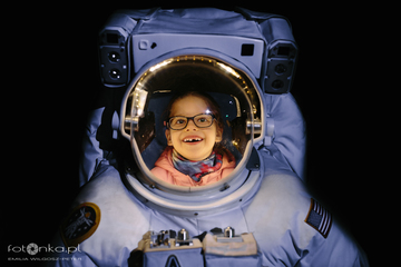 Zostać astronautką to wielkie marzenie Laury! Ona od wczesnego dzieciństwa fascynuje się Kosmosem, czyta rozmaite książki o tematyce naukowej i wierzy, że będzie jedną z pierwszych osób, które dotrą na Marsa! Zdjęcie otrzymało publikację w National Geographic Your Shot w cyklu "Photos of the Week"!