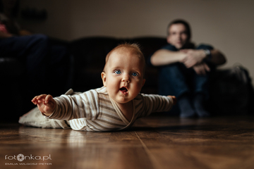 Fotografowanie nieustannie ruszającego się dziecka to spore wyzwanie. Warto jednak uzbroić się w cierpliwość, zaczaić w kącie z aparatem i poczekać na ten decydujący moment. Przy odrobinie szczęścia, czasami udaje się go uchwycić. Zdjęcie zdobyło wyróżnienie w Akademii Fotografii Dziecięcej.